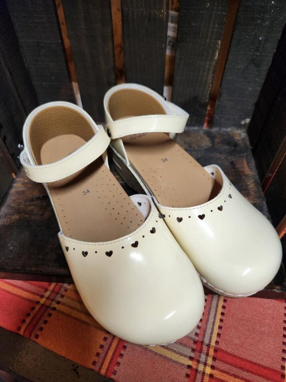 Dansko Youth Mary Jane Patent Leather Biscotti Color Heart Clog Sz 34 MSRP $ 140